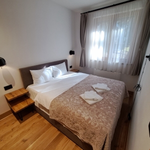Lux Apartmani 3,6,9 u Casa di legno